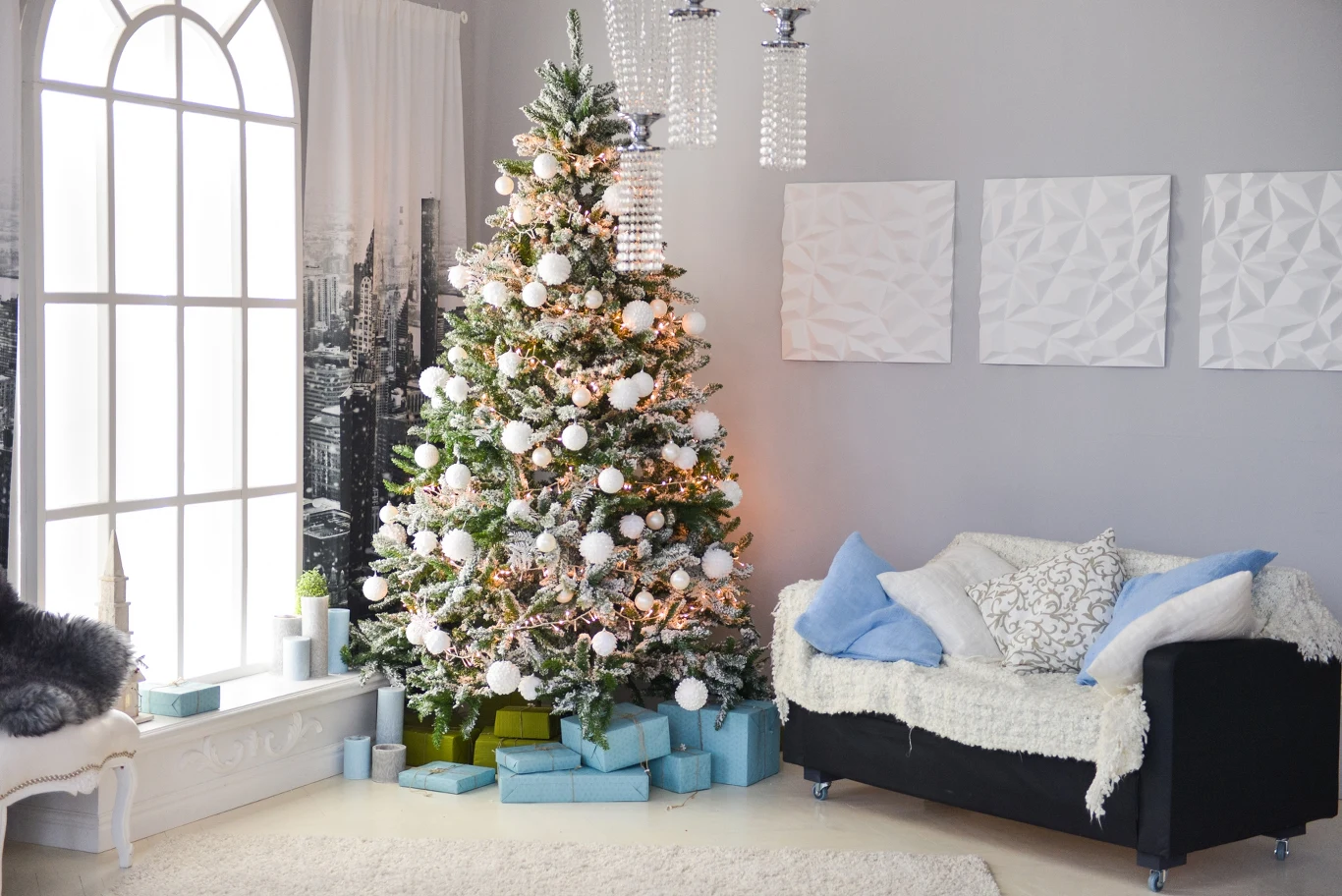 Białe ozdoby to eleganckie i praktyczne rozwiązanie, które dobrze komponuje się na choince z innymi odcieniami