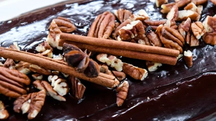 Świąteczny piernik z marcepanem można urozmaicić polewą i innymi dodatkami, np. cynamonem i orzechami