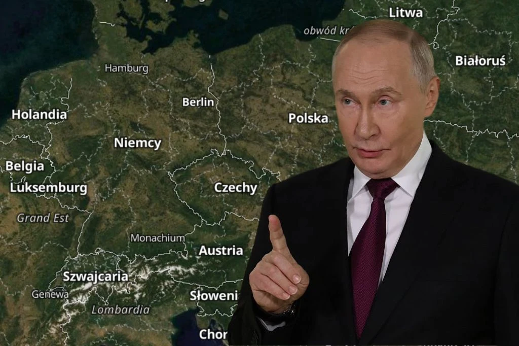 Mężczyzna w garniturze i bordowym krawacie gestykuluje palcem wskazującym, stojąc na tle mapy Europy Środkowej z widocznymi nazwami państw oraz miast.