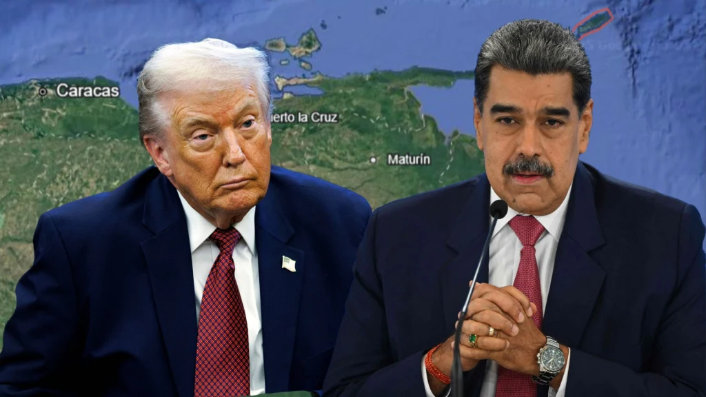 Dwóch mężczyzn w garniturach siedzi obok siebie na tle mapy geograficznej Wenezueli, jeden z nich trzyma mikrofon, obaj mają poważne wyrazy twarzy.