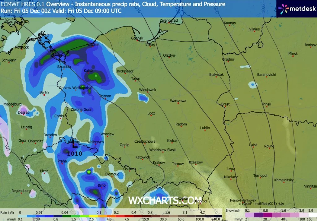 Mapa pogodowa Polski pokazująca rozkład opadów, temperatury, ciśnienia oraz zachmurzenia w wybranym terminie. Intensywne opady widoczne są na zachodzie i południowym zachodzie kraju, a na mapie oznaczone są różnymi odcieniami niebieskiego i zielonego. ...