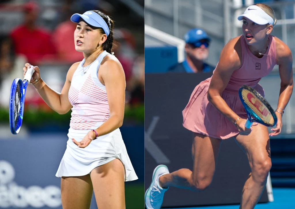 Dwie tenisistki na korcie, obie w sportowych strojach i z rakietami. Po lewej zawodniczka w jasnoróżowej koszulce i białej spódnicy stoi z lekko uniesioną ręką, wyrażając emocje. Po prawej zawodniczka w różowej sukience w trakcie gry, skoncentrowana, o...