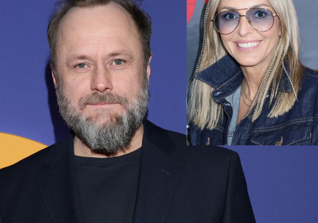 Mężczyzna z brodą ubrany w ciemną marynarkę na tle w odcieniach niebieskiego i fioletowego, w prawym górnym rogu prostokątna wstawka z kobietą w okularach przeciwsłonecznych i jeansowej kurtce, uśmiechniętą.