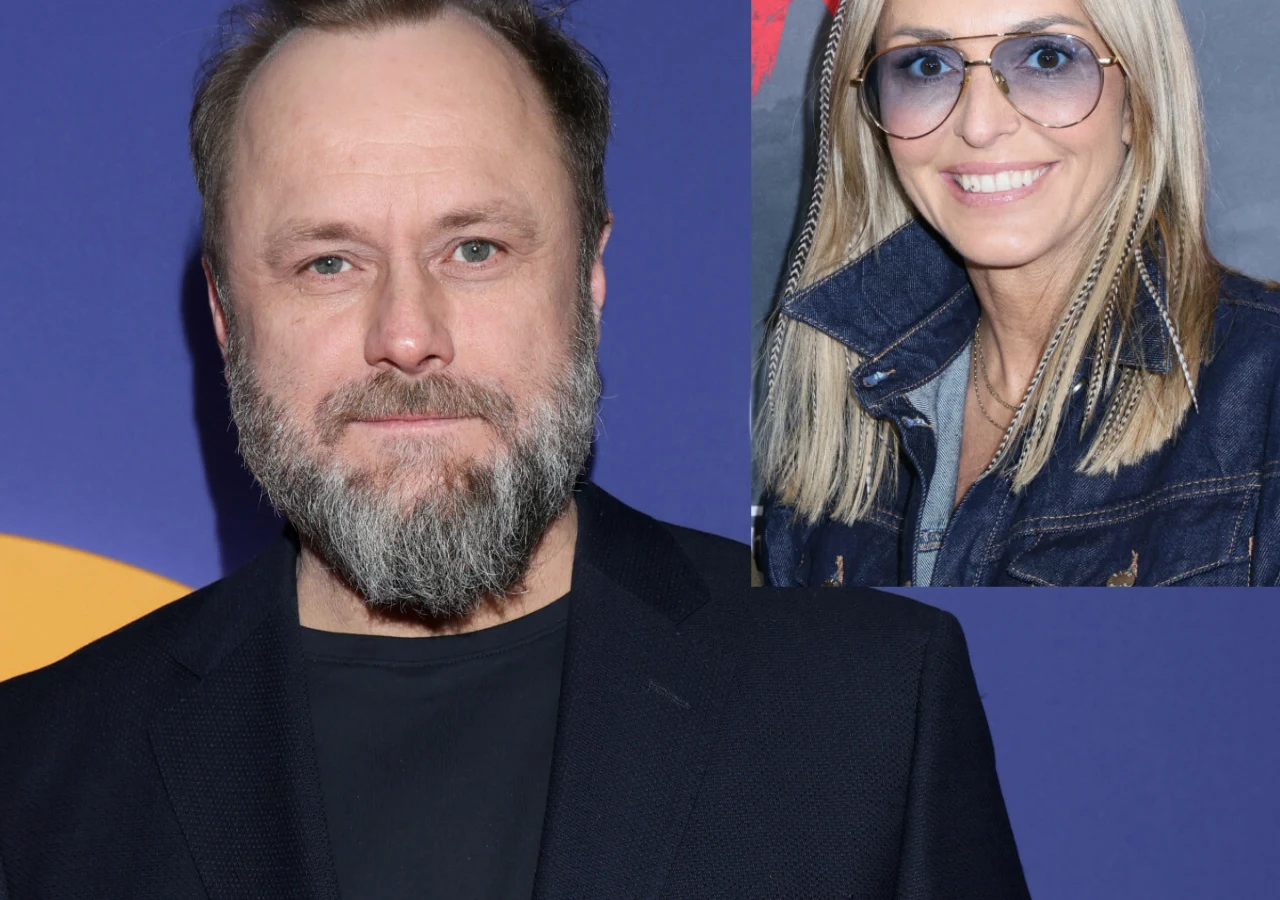 Leszek Kichota pojawił się na premierze z nową partnerką Mężczyzna z brodą ubrany w ciemną marynarkę na tle w odcieniach niebieskiego i fioletowego, w prawym górnym rogu prostokątna wstawka z kobietą w okularach przeciwsłonecznych i jeansowej kurtce, uśmiechniętą.