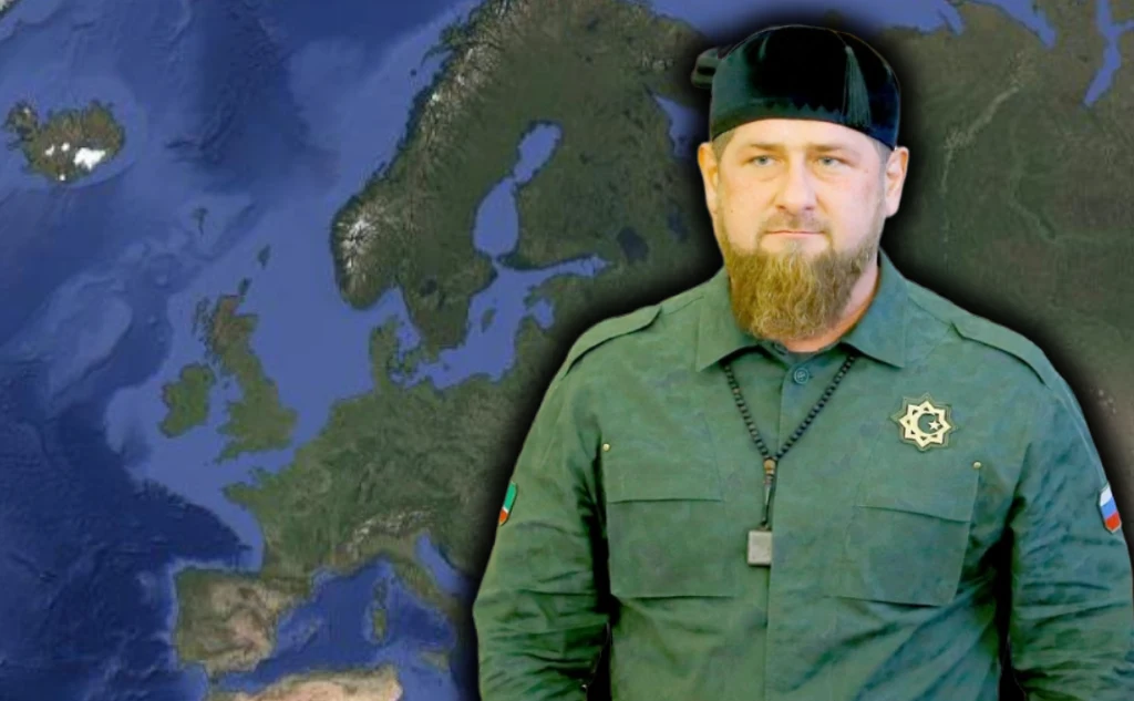 Ramzan Kadyrow odpowiedział na słowa Władimira Putina dotyczące ewentualnej wojny z Europą Mężczyzna w zielonym mundurze z charakterystyczną czapką stoi na tle mapy Europy, widoczny emblemat na piersi oraz flaga na rękawie, twarz brodata, postawa wyprostowana.