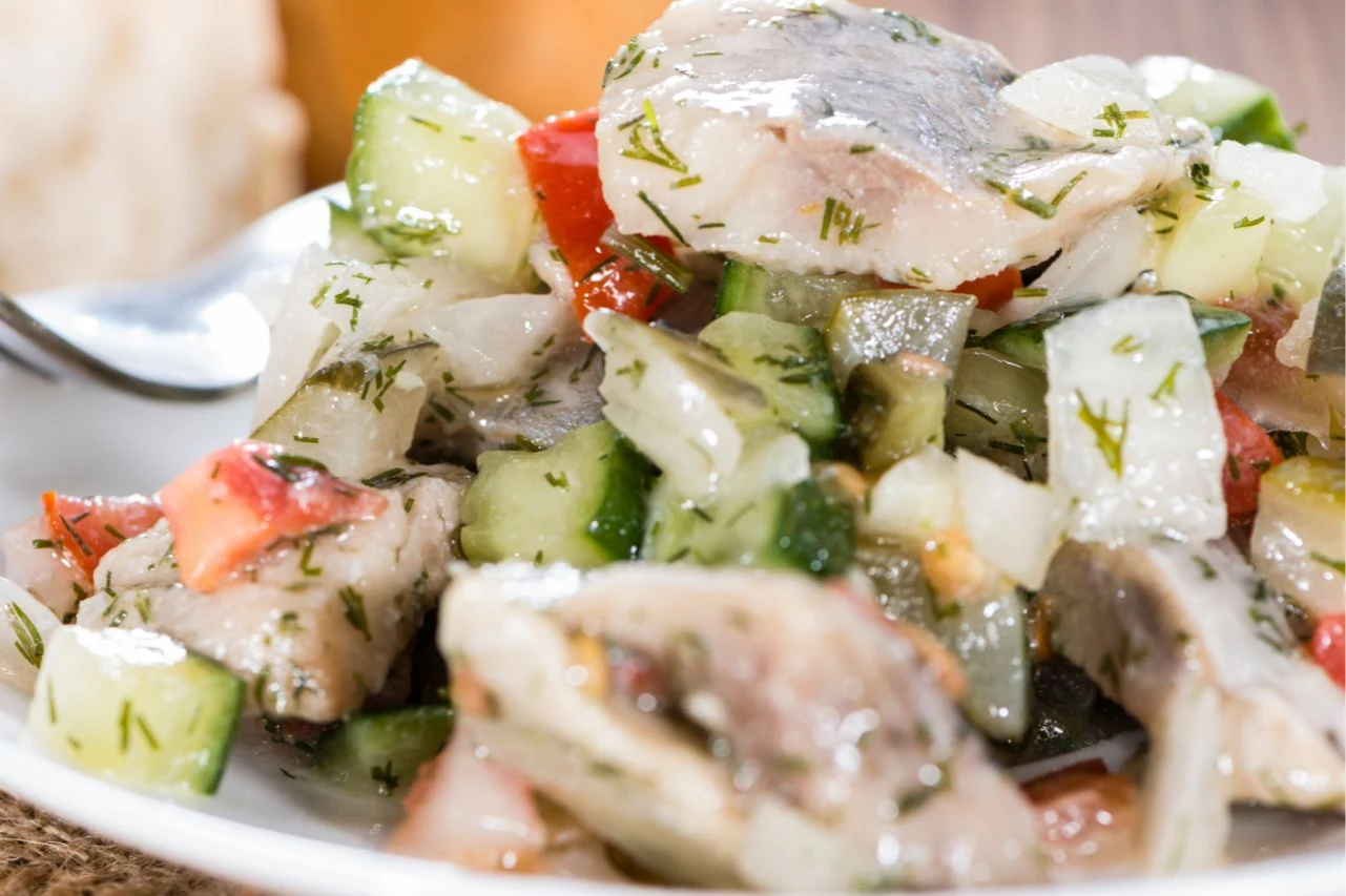 Lekka sałatka śledziowa to pyszna przekąska na święta lub sylwestra Lekka sałatka śledziowa to pyszna przekąska na święta lub sylwestra