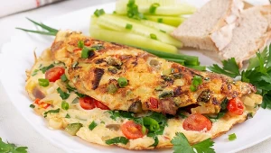 Omlet na bogato to treściwe śniadanie lub przekąska w ciągu dnia