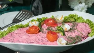 Sałatka śledziowa świetnie sprawdzi się na święta i sylwestra