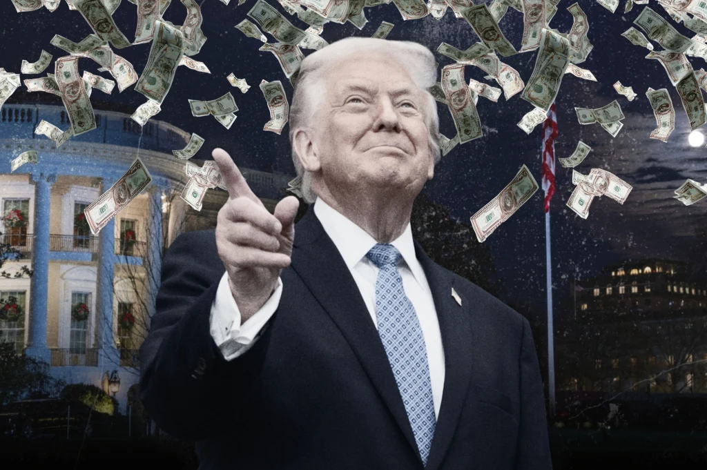 Skąd Donald Trump wziął pieniądze na budowę sali balowej przy Białym Domu? Uśmiechnięty mężczyzna ubrany w garnitur i krawat stoi przed budynkiem przypominającym Biały Dom, wokół niego unoszą się liczne banknoty dolarowe, a tło wypełnia nocne niebo.