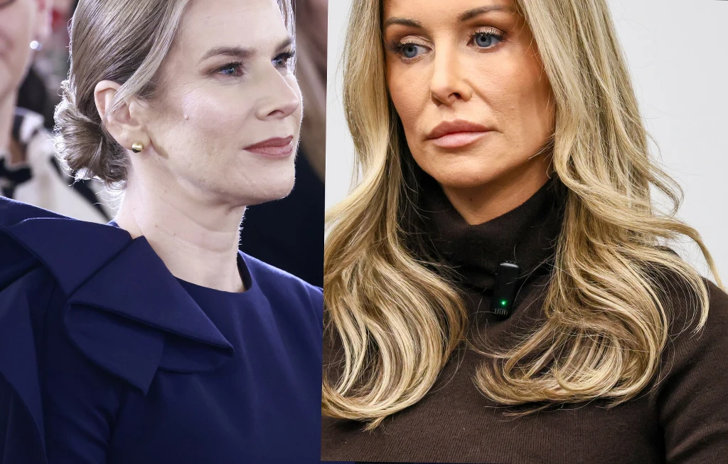 Marta Nawrocka i Małgorzata Rozenek-Majdan Dwie kobiety o jasnych włosach, jedna ubrana w elegancką granatową suknię z ozdobnym ramieniem, druga w brązowym swetrze, siedzące obok siebie lub przedstawione w zestawieniu portretowym.