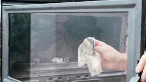Szyba kominka jak nowa. Te domowe sposoby działają lepiej niż chemia