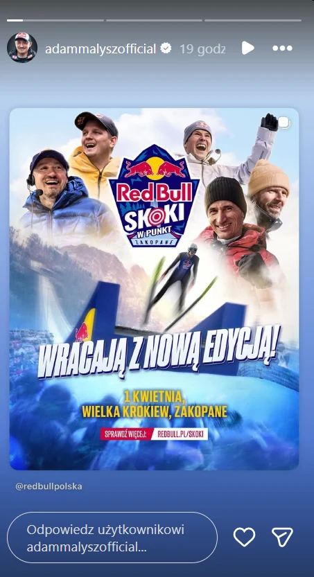 Plakat reklamowy wydarzenia sportowego Red Bull Skoki, na którym znajdują się uśmiechnięci ludzie oraz sylwetka skoczka narciarskiego w locie. W tle widoczny śnieżny krajobraz i informacje o dacie oraz miejscu wydarzenia.