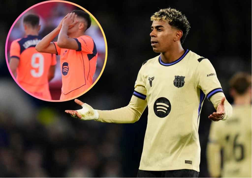 Piłkarz FC Barcelony w jasnym stroju z gestem rozczarowania podczas meczu na stadionie, w tle fragment spotkania sportowego z zawodnikiem w pomarańczowej koszulce trzymającym dłoń na twarzy w geście zawodu.