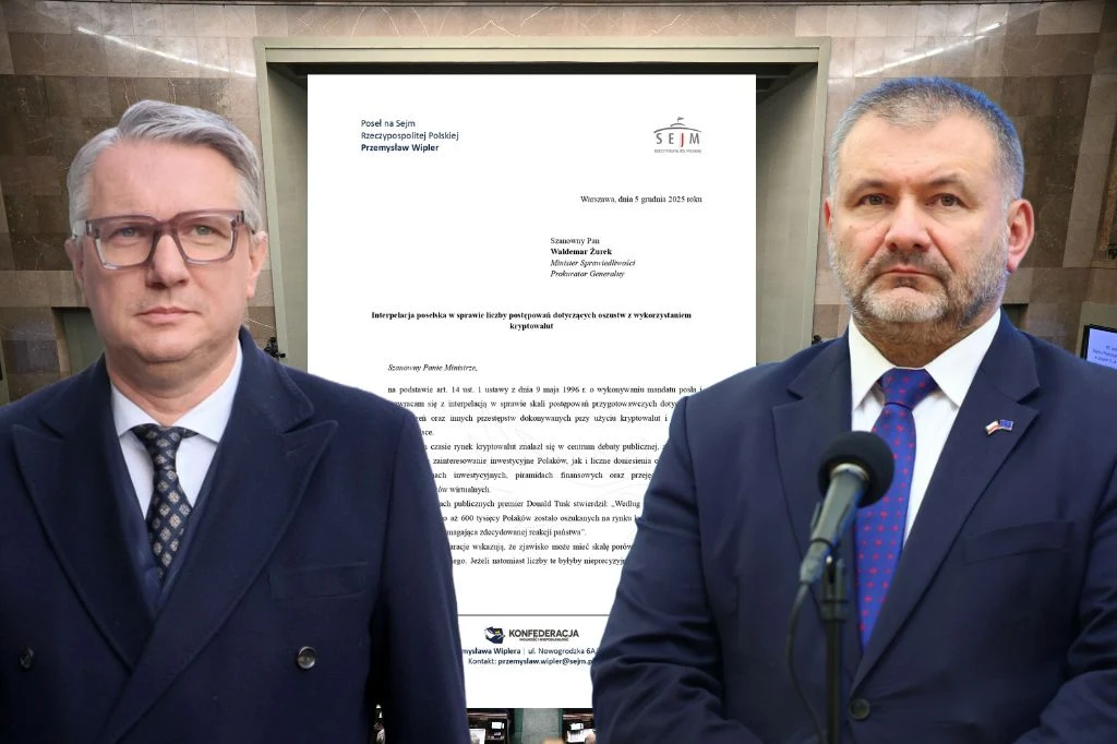 Przemysław Wipler zapowiedział złożenie interpelacji w sprawie kryptowalut Dwóch mężczyzn w garniturach stoi przed powiększonym dokumentem sejmowym, jeden z nich mówi do mikrofonu.