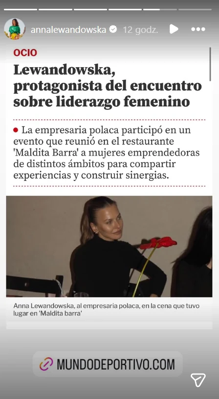 Polska przedsiębiorczyni Anna Lewandowska siedzi przy stole, w ręku trzyma czerwoną różę i uśmiecha się w kierunku aparatu, w tle znajduje się wnętrze restauracji.