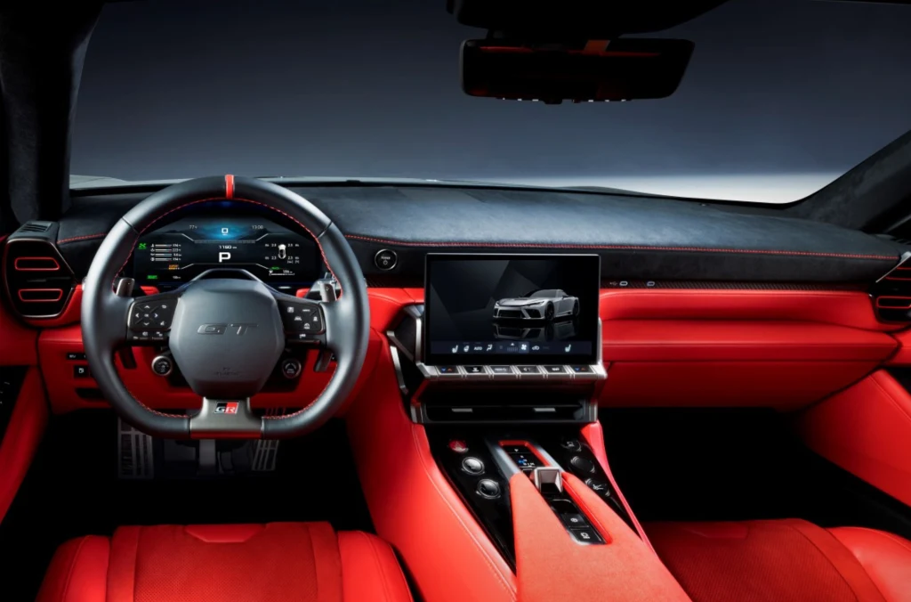 Pozycja za kierownicą, widoczność oraz rozmieszczenie przełączników powstały na podstawie uwag kierowców testowych. Luksusowe wnętrze sportowego samochodu wykończone czerwonymi skórzanymi fotelami i deską rozdzielczą, nowoczesna kierownica z logo GT, cyfrowy kokpit oraz duży dotykowy ekran centralny prezentujący grafikę pojazdu.