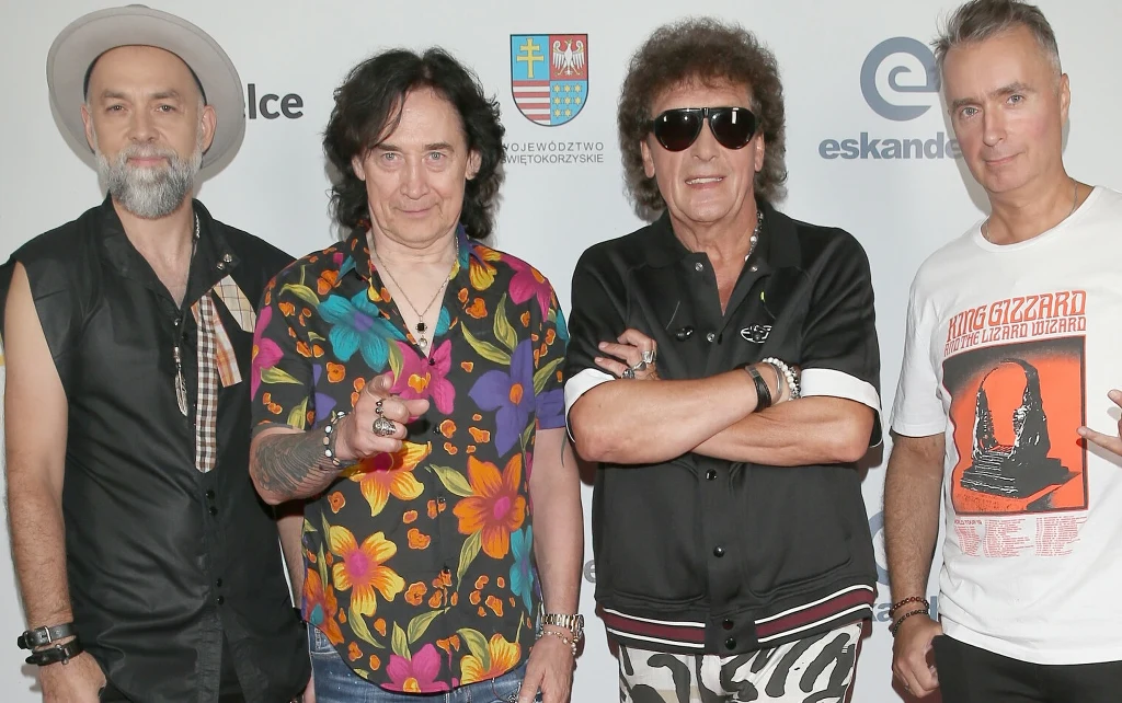 Utwór "Zamki na piasku" Lady Pank powstał w nietypowy sposób Czterech mężczyzn pozuje razem na tle ścianki z logotypami, ubrani w różnorodne, kolorowe ubrania, jeden z nich nosi okulary przeciwsłoneczne, a pozostali wyróżniają się ciekawymi stylizacjami.