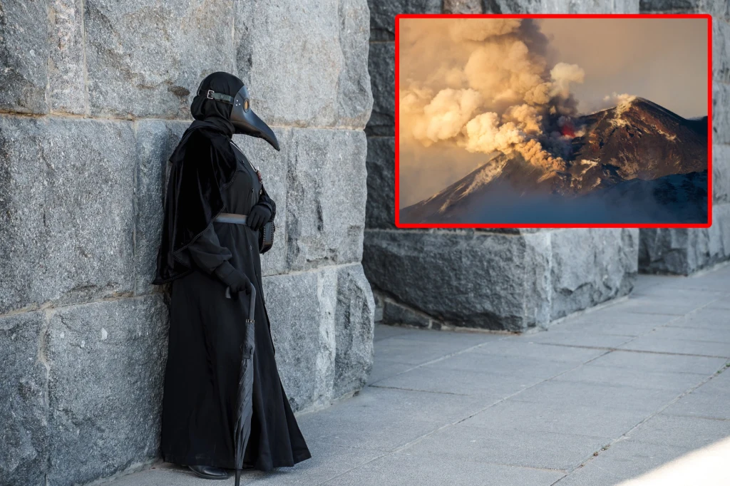 Postać ubrana w strój lekarza z czasów dżumy oparta o kamienną ścianę, trzymająca laskę, obok wstawka przedstawiająca erupcję wulkanu z wydobywającym się dymem i popiołem.