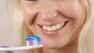 Wiele osób myje zęby dopiero po śniadaniu. Czy to słuszny wybór? 