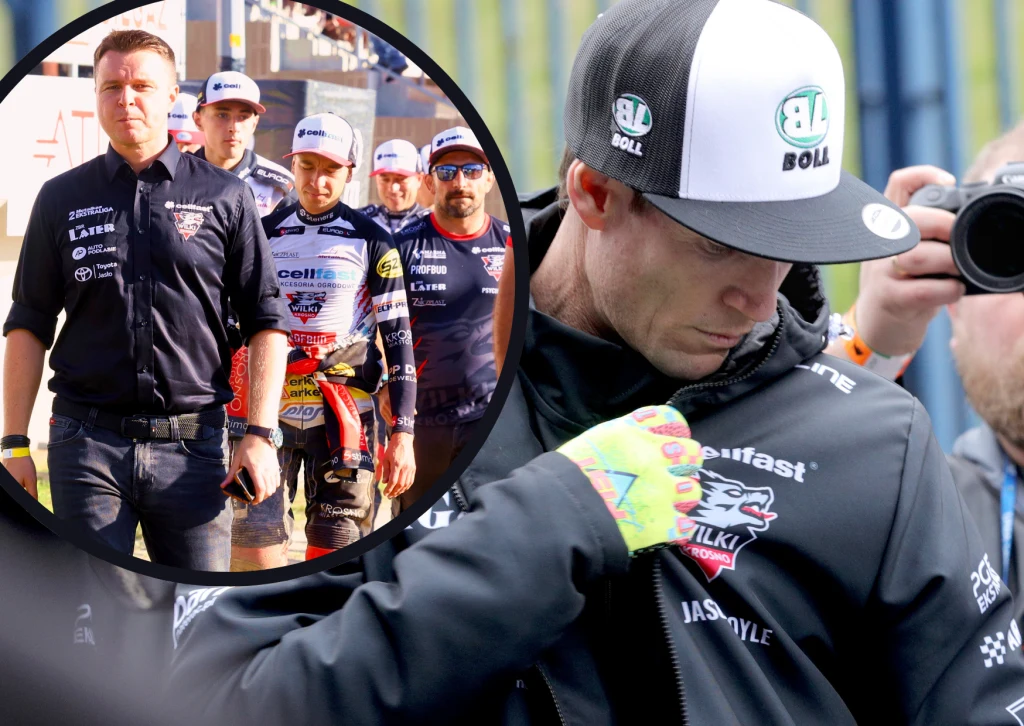 Zawodnik żużlowy w czapce i kurtce drużynowej stoi z opuszczoną głową, trzymając się za pierś, podczas gdy w okrągłym wstawionym kadrze grupa członków drużyny żużlowej idzie razem, ubrani w klubowe stroje i uniformy.