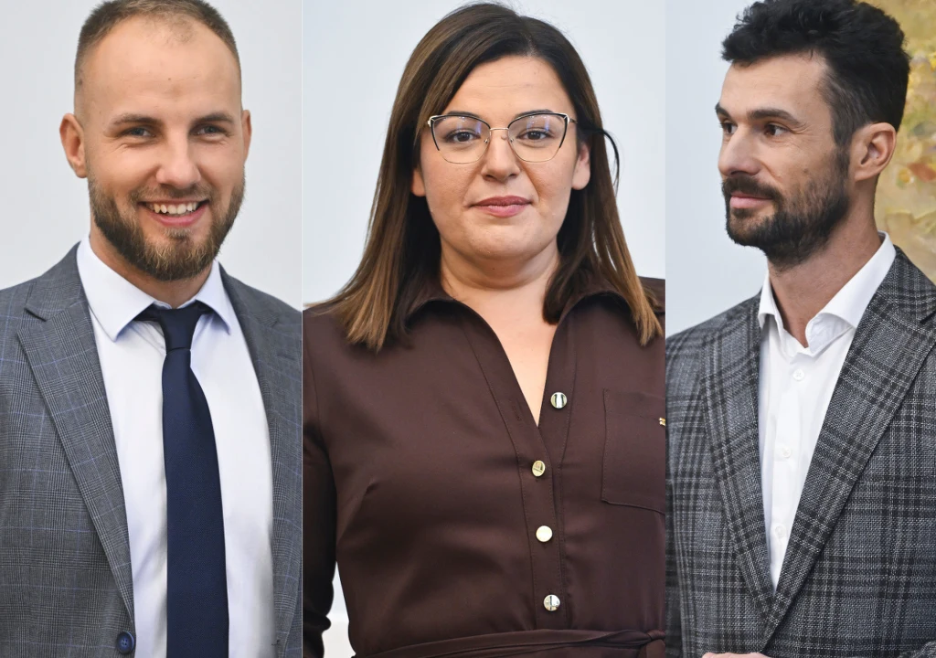 "Rolnik szuka żony": Arkadiusz, Barbara i Roland Trzy osoby ubrane elegancko, dwaj mężczyźni w marynarkach i kobieta w sukience, wszyscy patrzą przed siebie z wyrazem spokoju na twarzach, neutralne jasne tło.