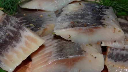 Zanim zabierzesz się za przygotowanie dań ze śledzi, warto je wymoczyć w wodzie