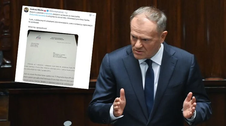 Mężczyzna w garniturze przemawia gestykulując dłońmi w sali sejmowej, w tle widoczny fragment tweeta z wydrukowanym dokumentem.