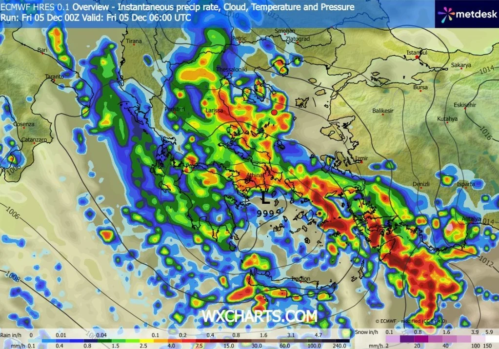 Kolorowa mapa meteorologiczna przedstawiająca intensywność opadów, temperatury oraz ciśnienie nad Europą Południową i rejonem Morza Śródziemnego, z wyraźnymi strefami silnych opadów i frontami atmosferycznymi.