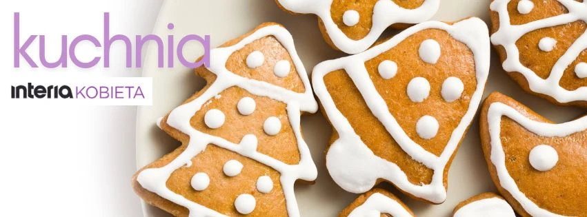 Zainspiruj się i przygotuj coś pysznego na świąteczny stół Pierniki w kształcie choinek, dzwonków oraz innych świątecznych symboli z ozdobą z białego lukru na jasnym tle, obok logo serwisu kulinarnego.
