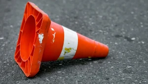 Przewrócony na drodze pachołek? Lepiej go nie ruszaj. Może uratować życie 