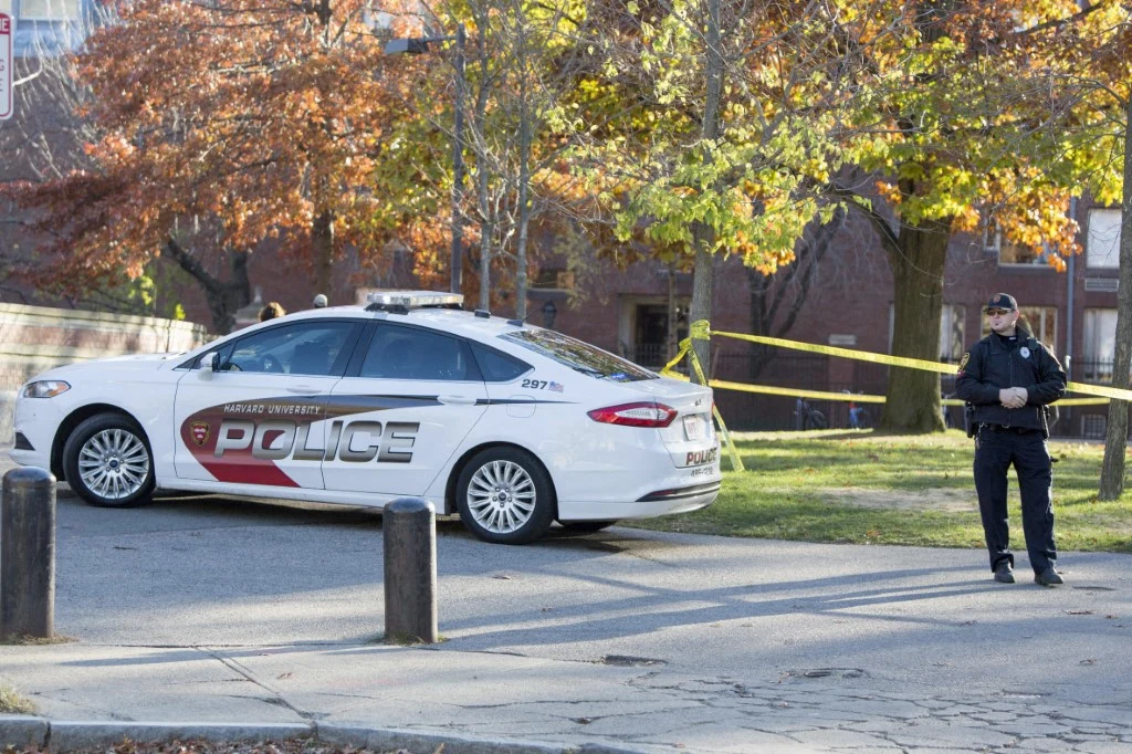 W USA zatrzymano profesora za rzekomy incydent antysemicki Radiowóz policyjny zaparkowany przy żółtej taśmie odgradzającej teren, obok stoi policjant pilnujący miejsca zabezpieczonego w parku miejskim w otoczeniu jesiennych drzew.