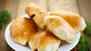 Kulebiaczki z kapustą zachwycą gości. Ten przepis krąży w rodzinie od pokoleń