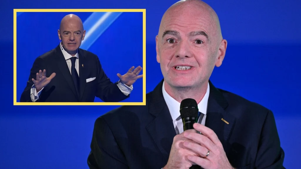 Mężczyzna w garniturze trzyma mikrofon i mówi, w tle wstawione zdjęcie tej samej osoby w podobnym stroju, gestykulującej obiema dłońmi. Tło jednolite, niebieskie.