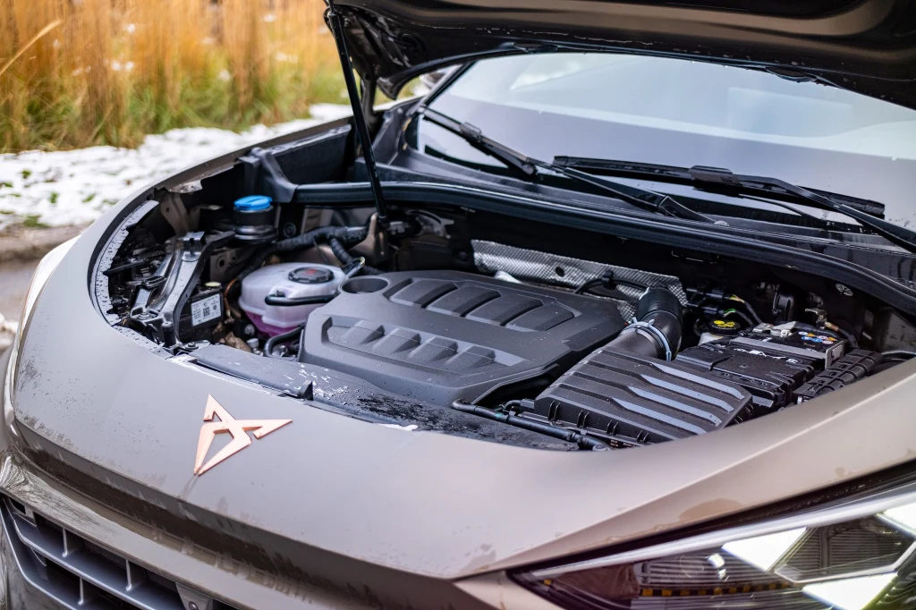 Do napędu testowego Terramara służy dwulitrowy silnik TSI o mocy 204 KM Otwarta maska samochodu ukazująca szczegółowo silnik oraz elementy komory silnika, z widocznym charakterystycznym logo marki Cupra na masce auta.