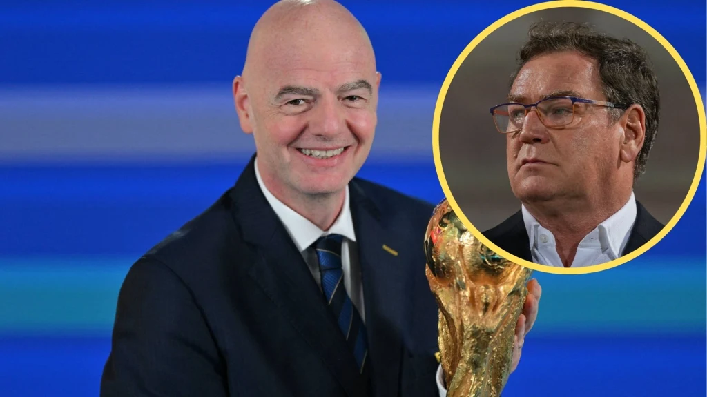 Uśmiechnięty mężczyzna w garniturze trzyma trofeum Mistrzostw Świata FIFA, na niebieskim tle z poziomymi liniami, w żółtym okręgu wstawiony portret innego mężczyzny w okularach i marynarce.