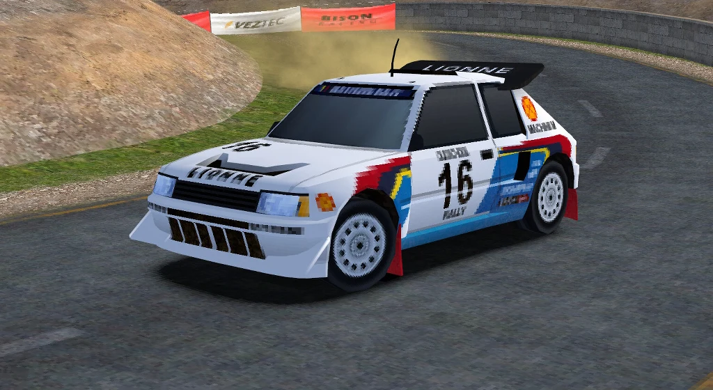 Oldschool Rally Samochód rajdowy z numerem 16 na drzwiach podczas wyścigu na asfaltowej drodze, ozdobiony kolorowymi naklejkami sponsorów, w tle zakręt drogi i bariera ochronna z reklamy.