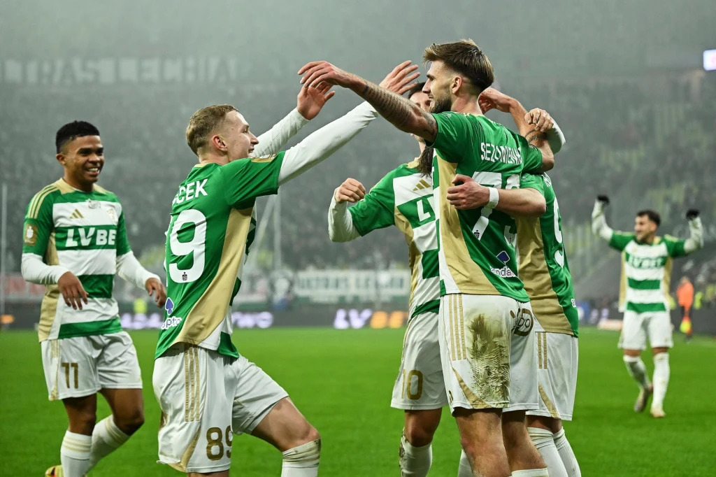 Piłkarze Lechii Gdańsk potraktowali lidera tabeli bez taryfy ulgowej Piłkarze w zielono-białych strojach świętują zdobycie bramki na murawie stadionu, otoczeni pozytywnymi emocjami, w tle trybuny z kibicami.