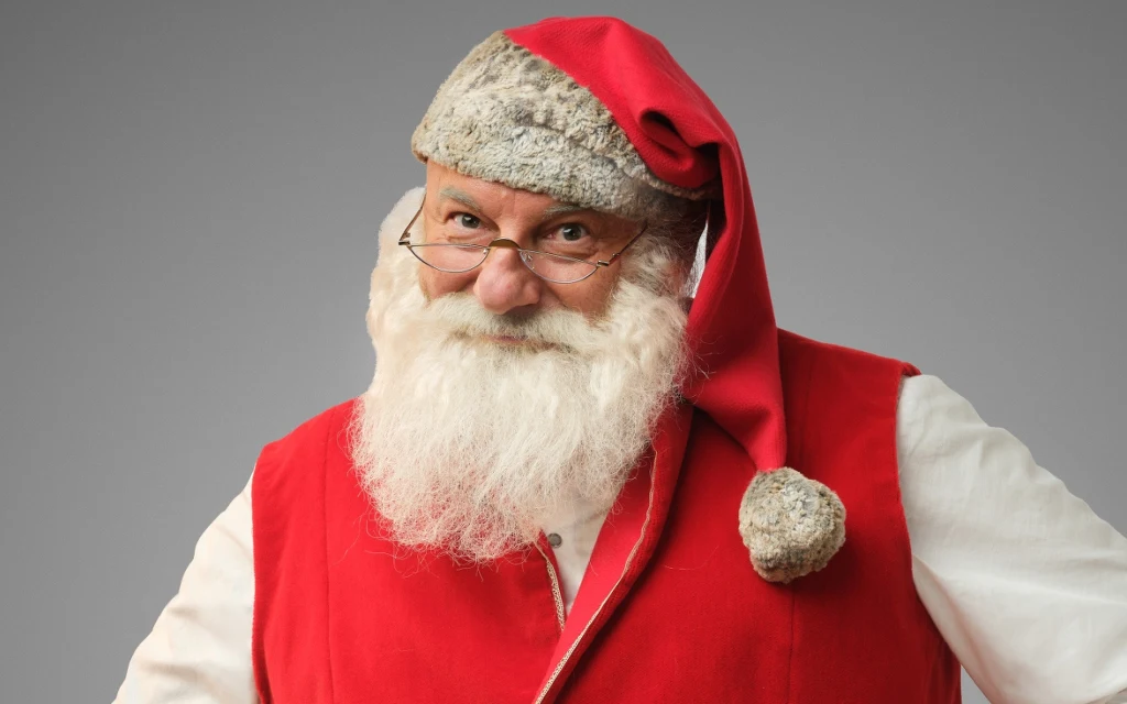 Dojrzały mężczyzna ucharakteryzowany na Świętego Mikołaja