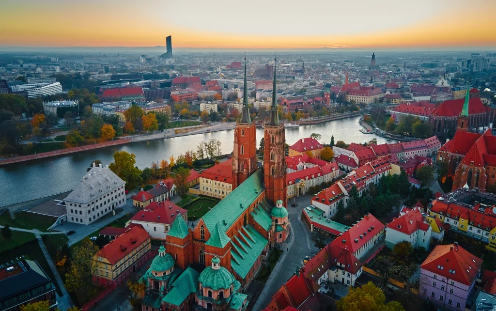 Panorama Wrocławia, widok z lotu ptaka, kościoły, kamienice, Odra