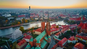 Panorama Wrocławia, widok z lotu ptaka, kościoły, kamienice, Odra