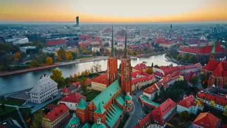 Panorama Wrocławia, widok z lotu ptaka, kościoły, kamienice, Odra