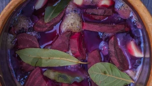 zakwas z czerwonych buraków, kawałki buraczków, ziele angielskie, piana z fermentacji