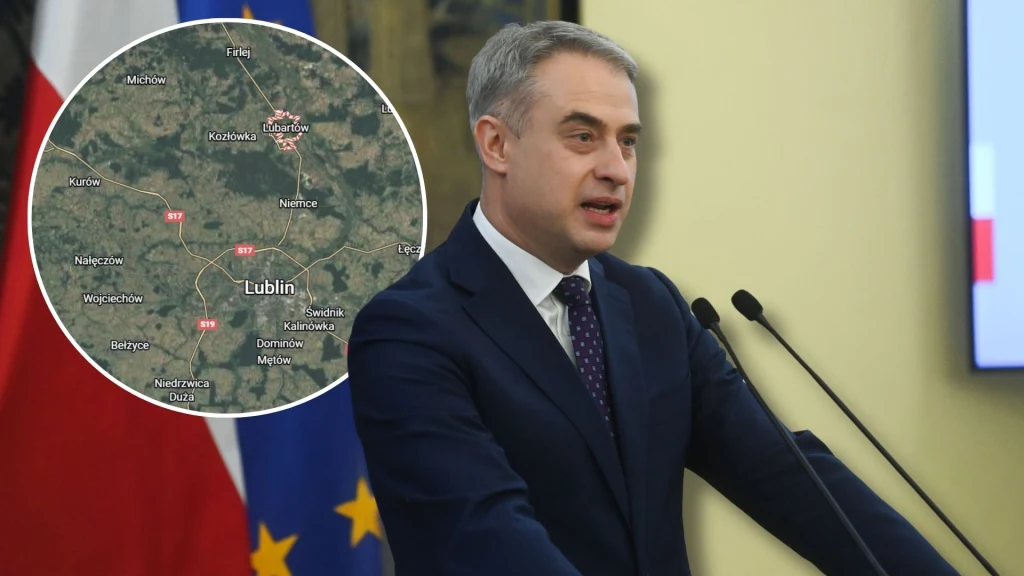 Krzysztof Gawkowski komentuje alarm w Lubartowie Mężczyzna w garniturze przemawia przy mównicy z mikrofonami. W tle widoczne są fragmenty flag Polski oraz Unii Europejskiej, a także ekran z mapą lokalizacji geograficznej okolic Lublina.