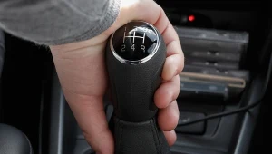 Mandat za hamowanie silnikiem. System już działa, kierowcy wpadają w pułapkę