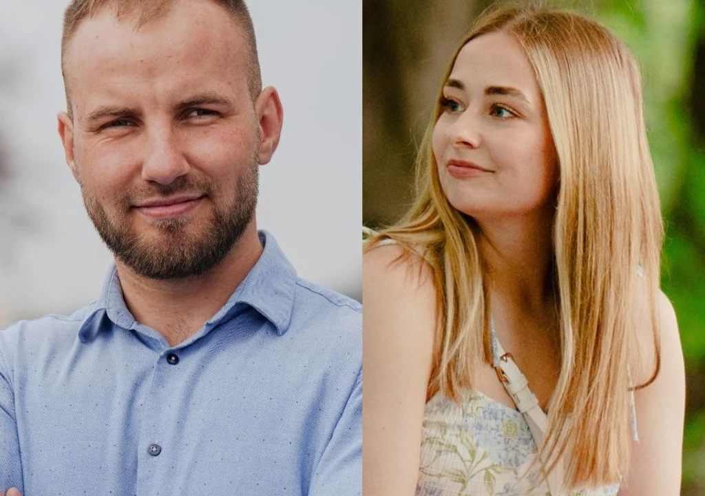 Arkadiusz i Julia w "Rolnik szuka żony" 12 Portrety młodego mężczyzny w jasnoniebieskiej koszuli oraz młodej kobiety o blond włosach w letniej sukience, oboje prezentują spokojny wyraz twarzy, tło rozmazane, skupienie na twarzach.