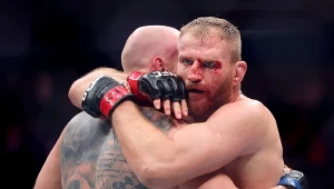 Sceny po walce Błachowicza. To nie zdarza się często, on już to przeżywał