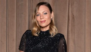 Elegancka kobieta w czarnej błyszczącej sukience.