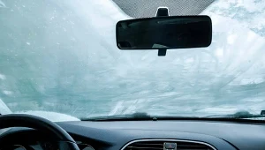 Szybkie sposoby na zaparowane szyby w aucie. Działają zawsze