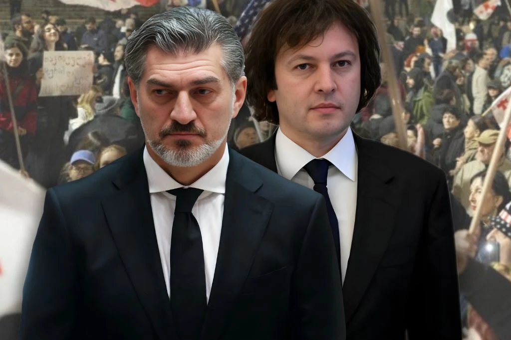 Rok po wyborach parlamentarnych w Gruzji wciąż trwają protesty Dwóch mężczyzn w garniturach stoi na pierwszym planie, a w tle znajduje się tłum ludzi trzymających transparenty i flagi, sugerujący udział w demonstracji lub proteście.