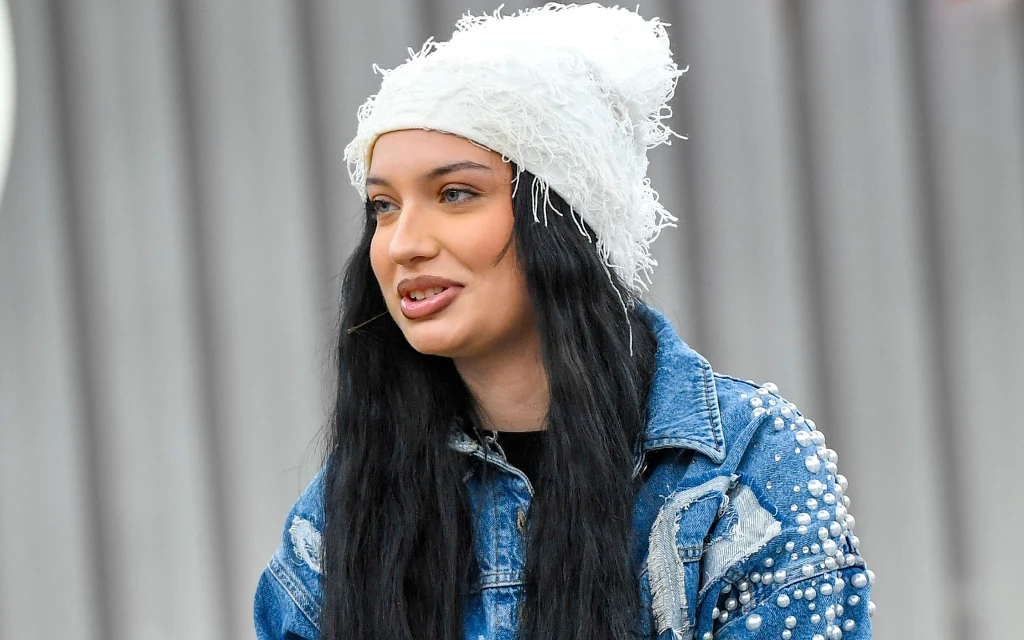 Viki Gabor w rozpuszczonych włosach, białej czapce i jeansowej kurtce w studiu "halo tu polsat"